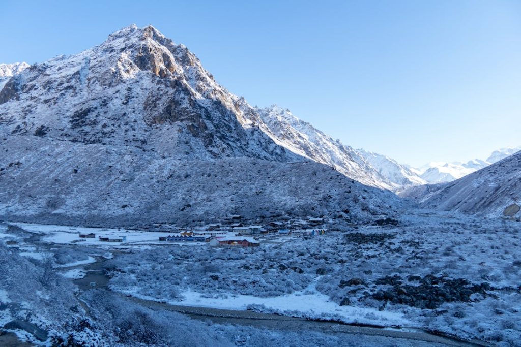 free-photo-of-panorama-of-a-himalaya-mountains-valley-with-a-base-camp